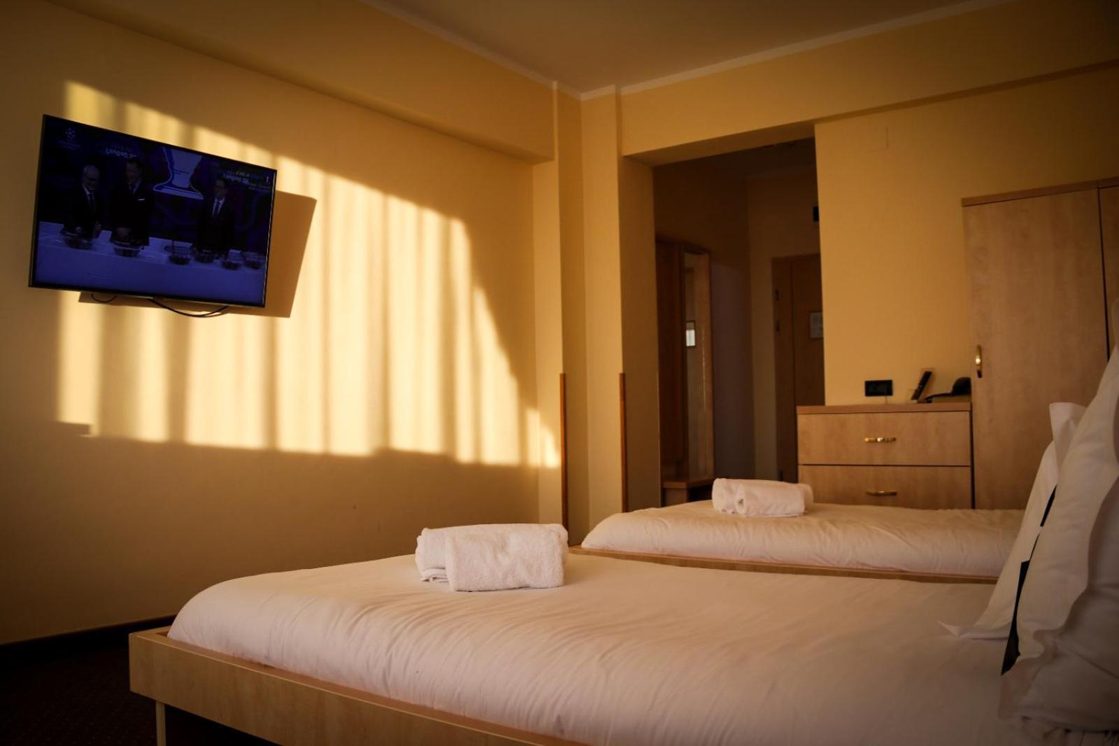 Hotel Clipa Drobeta Turnu Severin Buitenkant foto