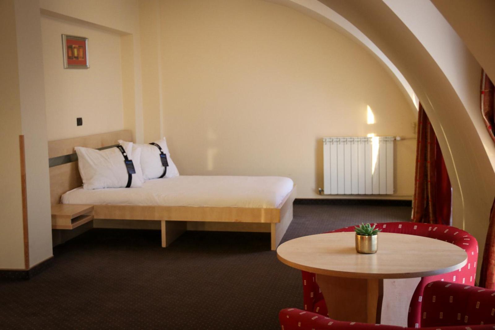 Hotel Clipa Drobeta Turnu Severin Buitenkant foto