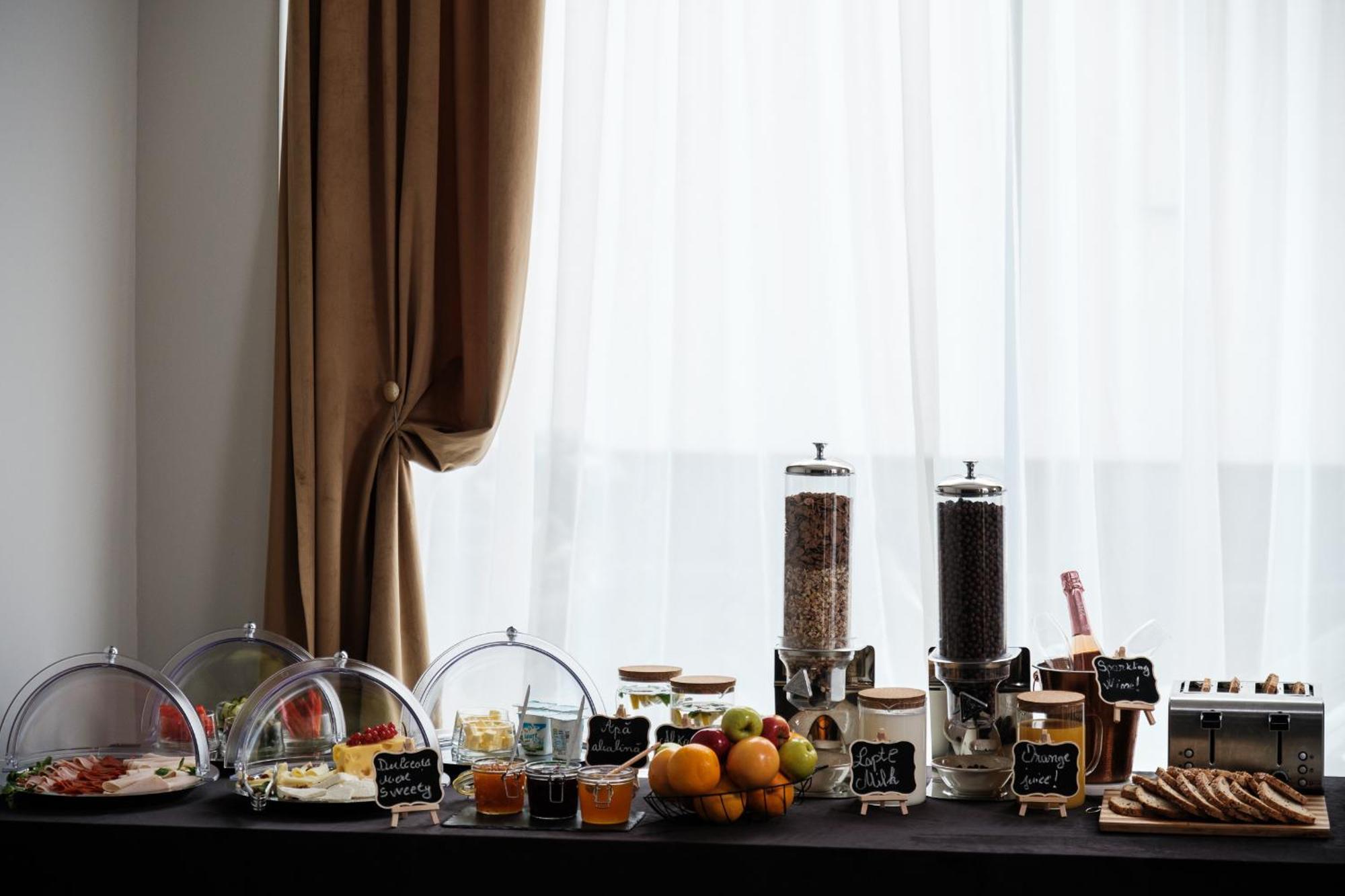 Hotel Clipa Drobeta Turnu Severin Buitenkant foto